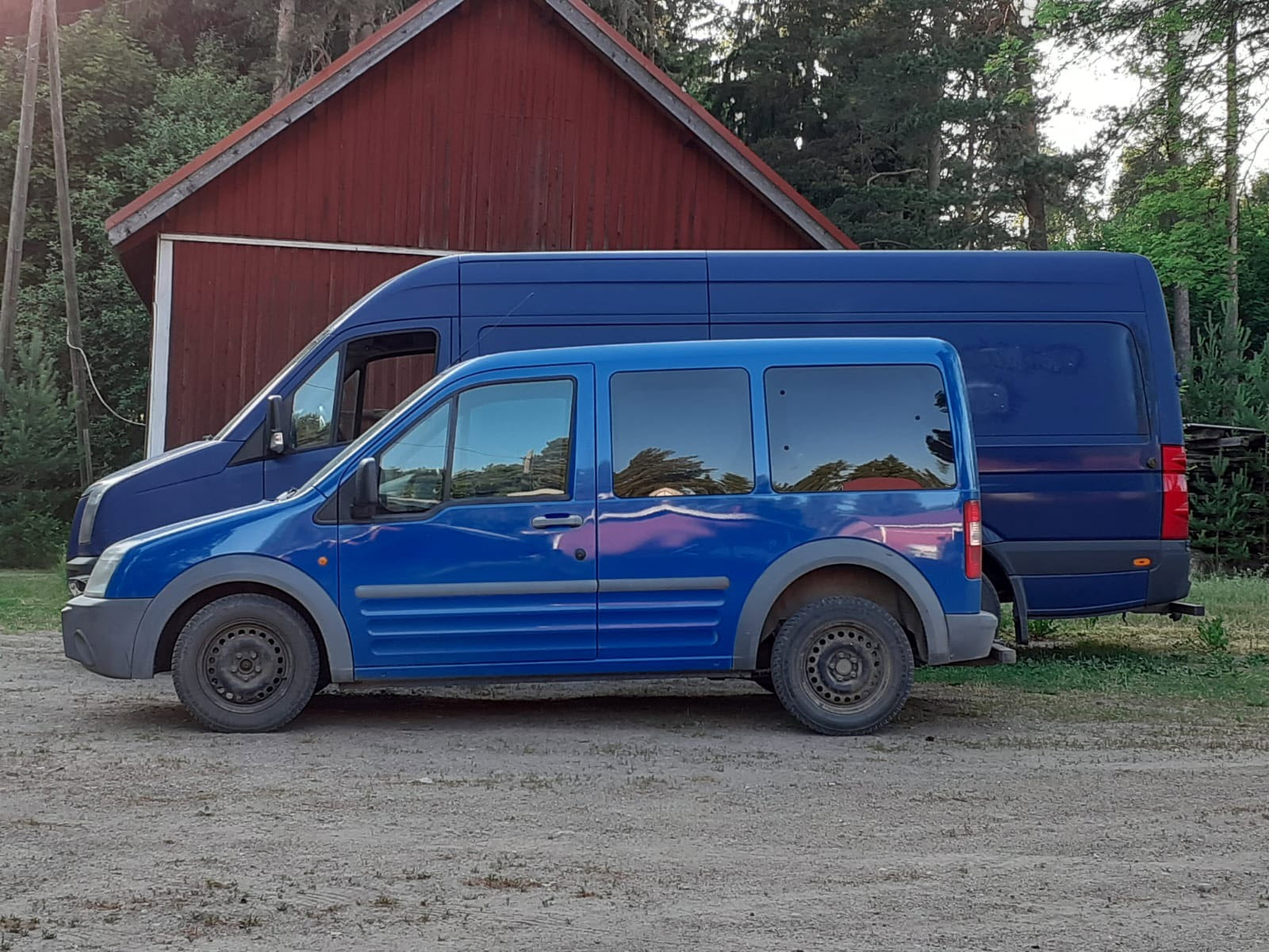 Ford Tourneo Connect pakettiauto ja taustalla suurempi VW Crafter kevytkuorma-auto